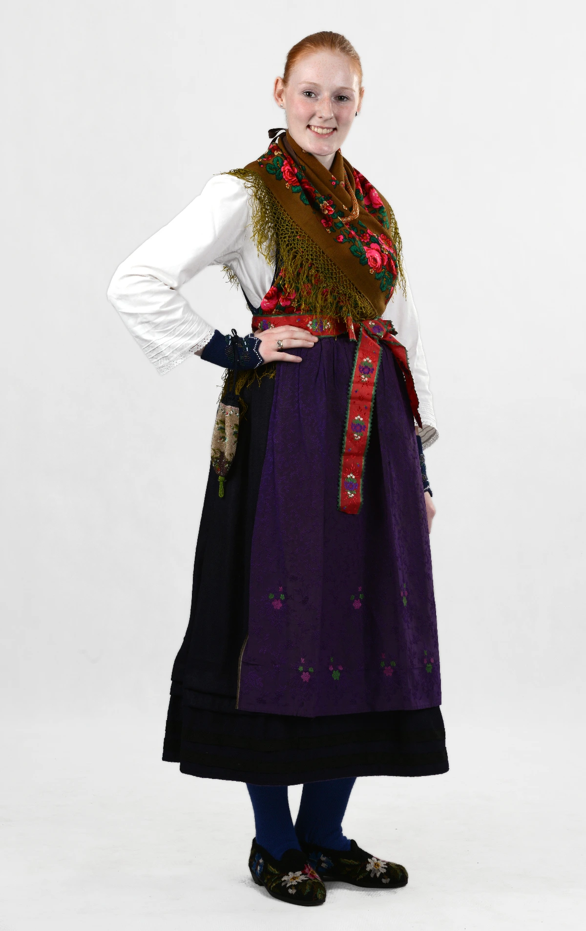 Bergwinkeltracht Frau in halb guter Tracht 1