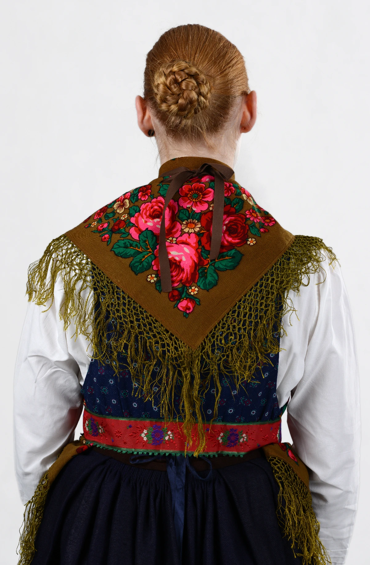 Bergwinkeltracht Frau in halb guter Tracht 4