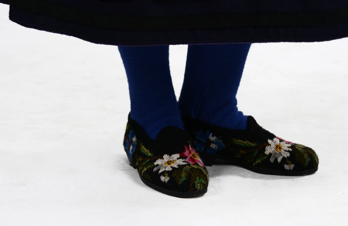 Bergwinkeltracht Frau in halb guter Tracht 5