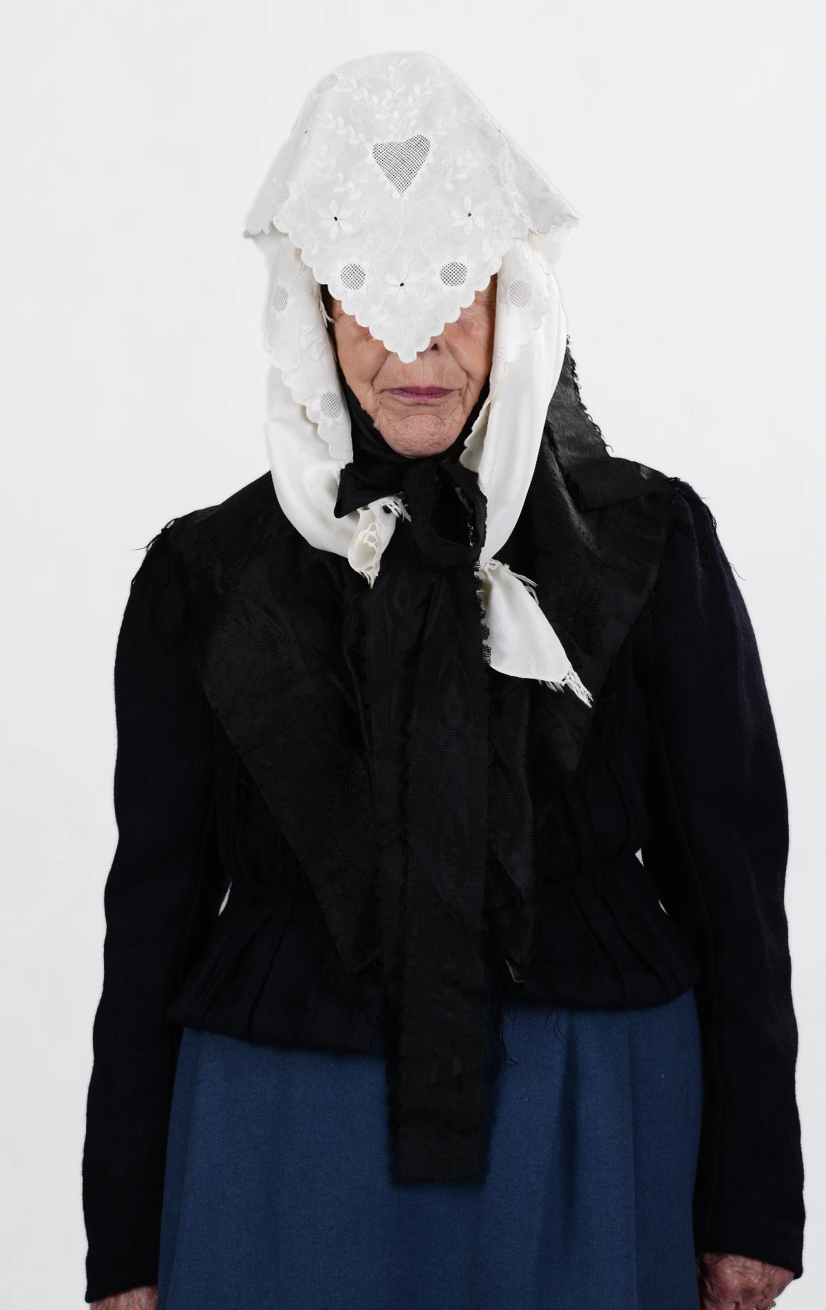 Bergwinkeltracht Frau in Trauerkleidung