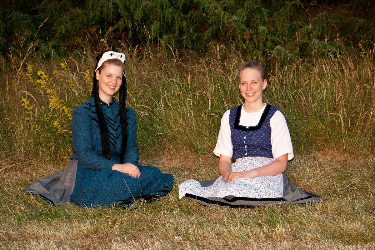 Frauen in Bunstruther Tracht