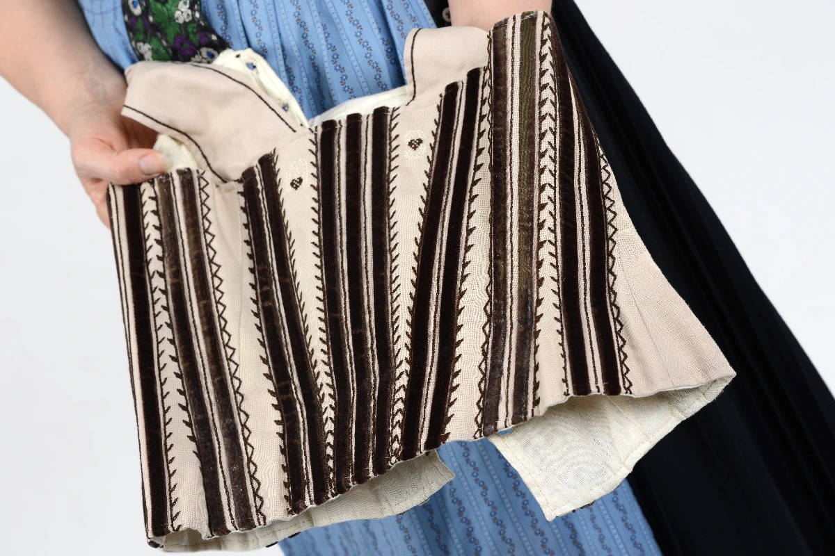 Ländches Tracht Frau Mieder 1