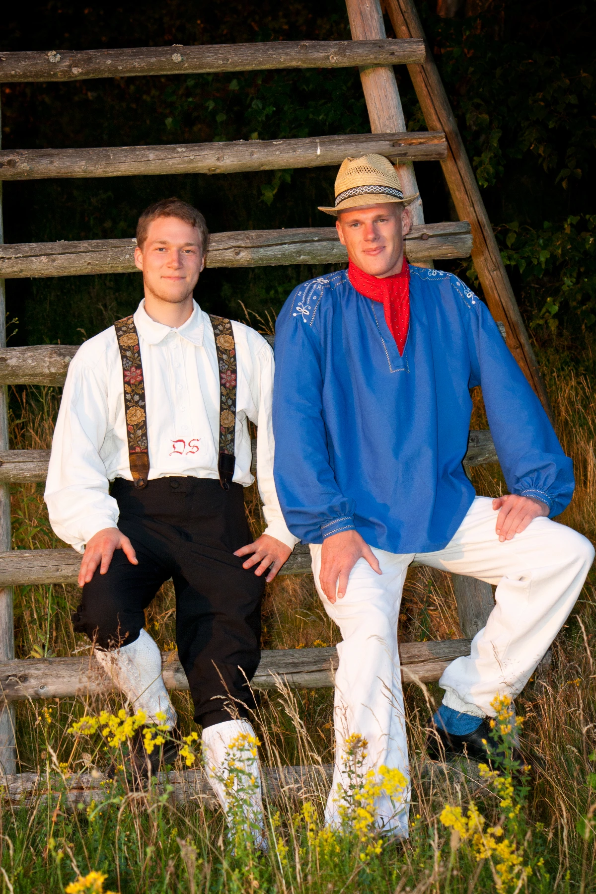 Männer in Bunstruther Tracht