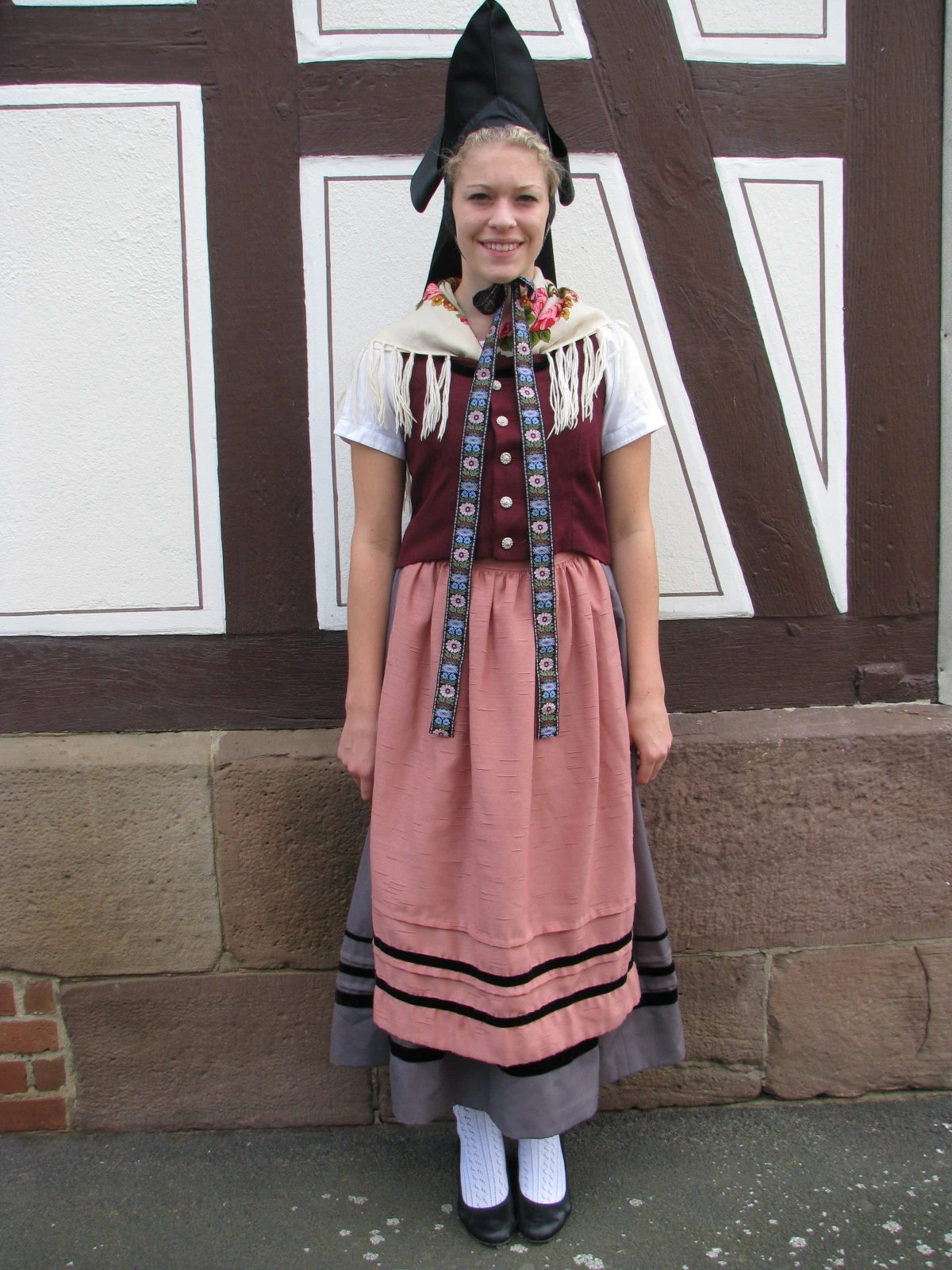 Niederhessische Spitzbetzeltracht Frau 1