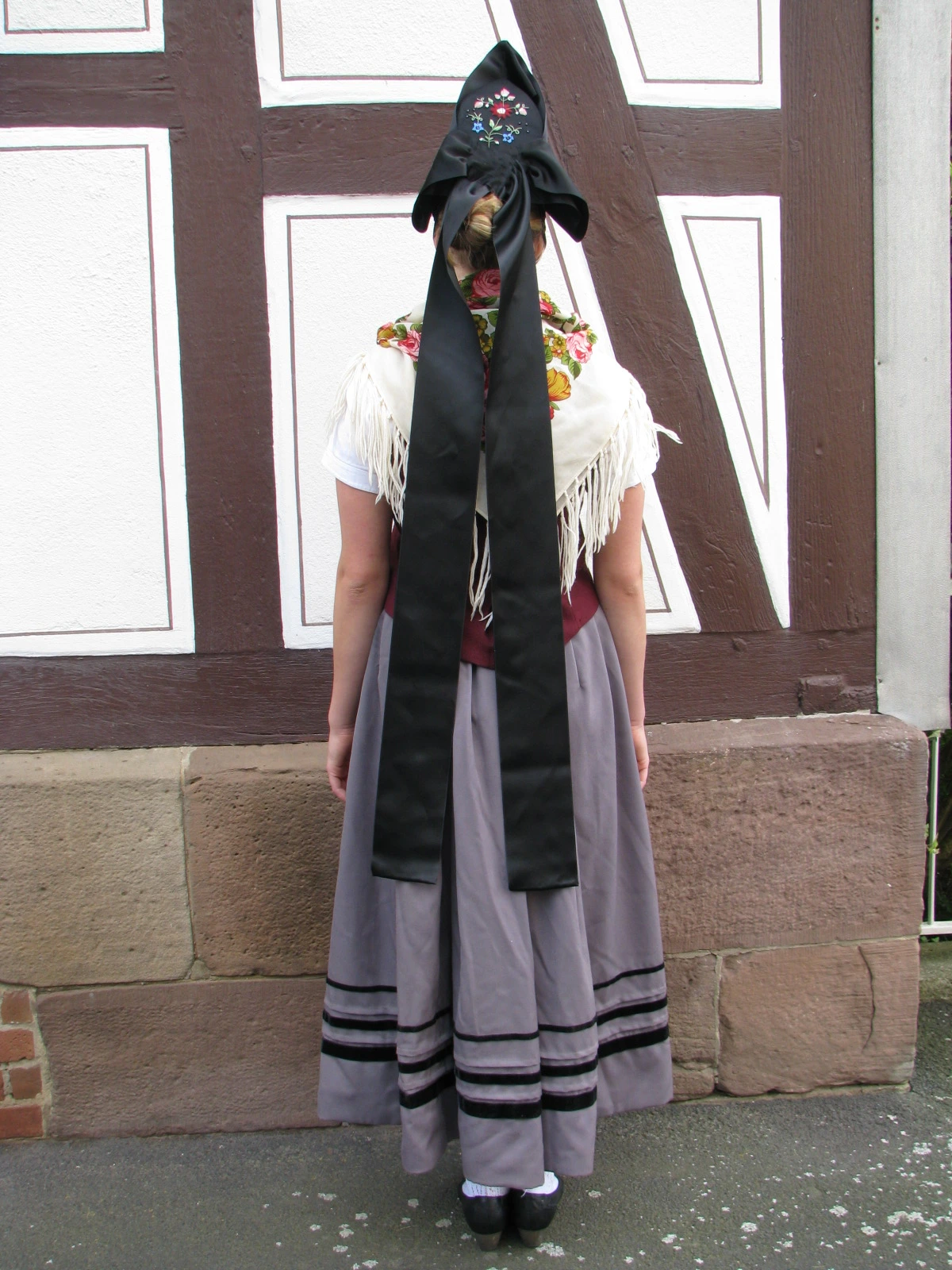 Niederhessische Spitzbetzeltracht Frau 2