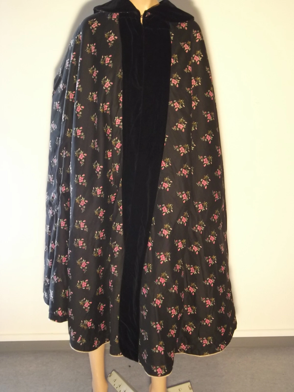 Niederhessische Spitzbetzeltracht Frau Ellermantel