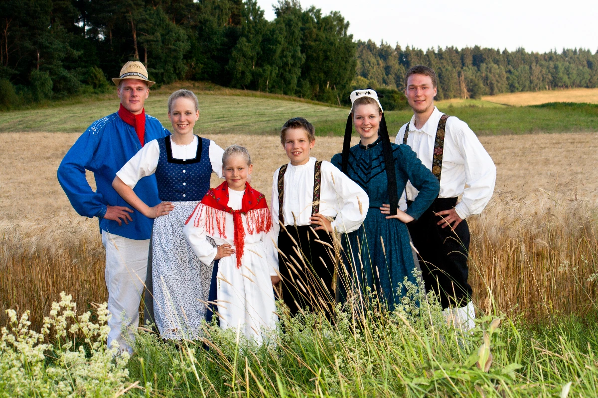 Paare in Bunstruther Tracht