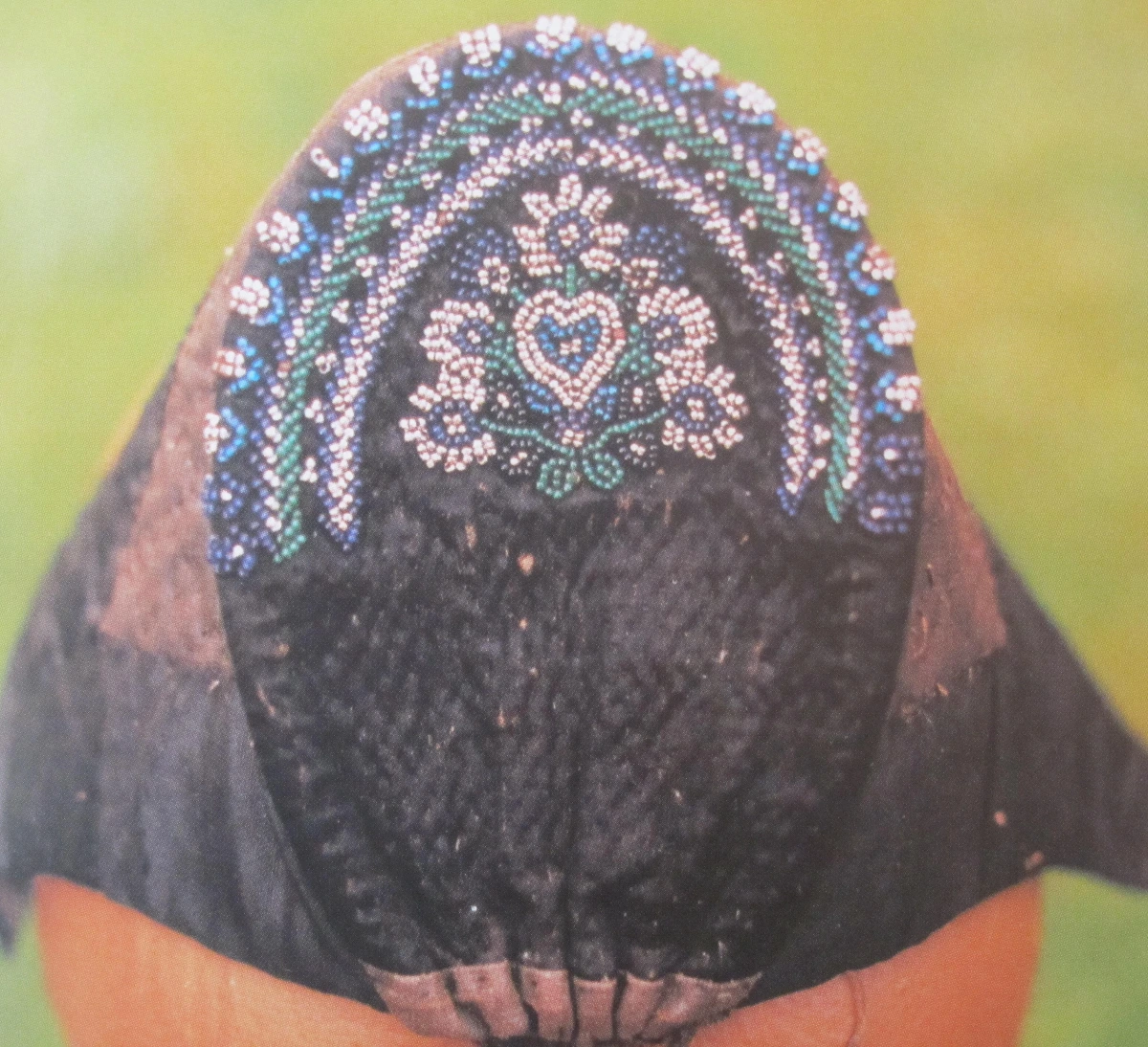 Rotenburger Tracht Frau Kopfbedeckung schwarzgrundige Betzel 1