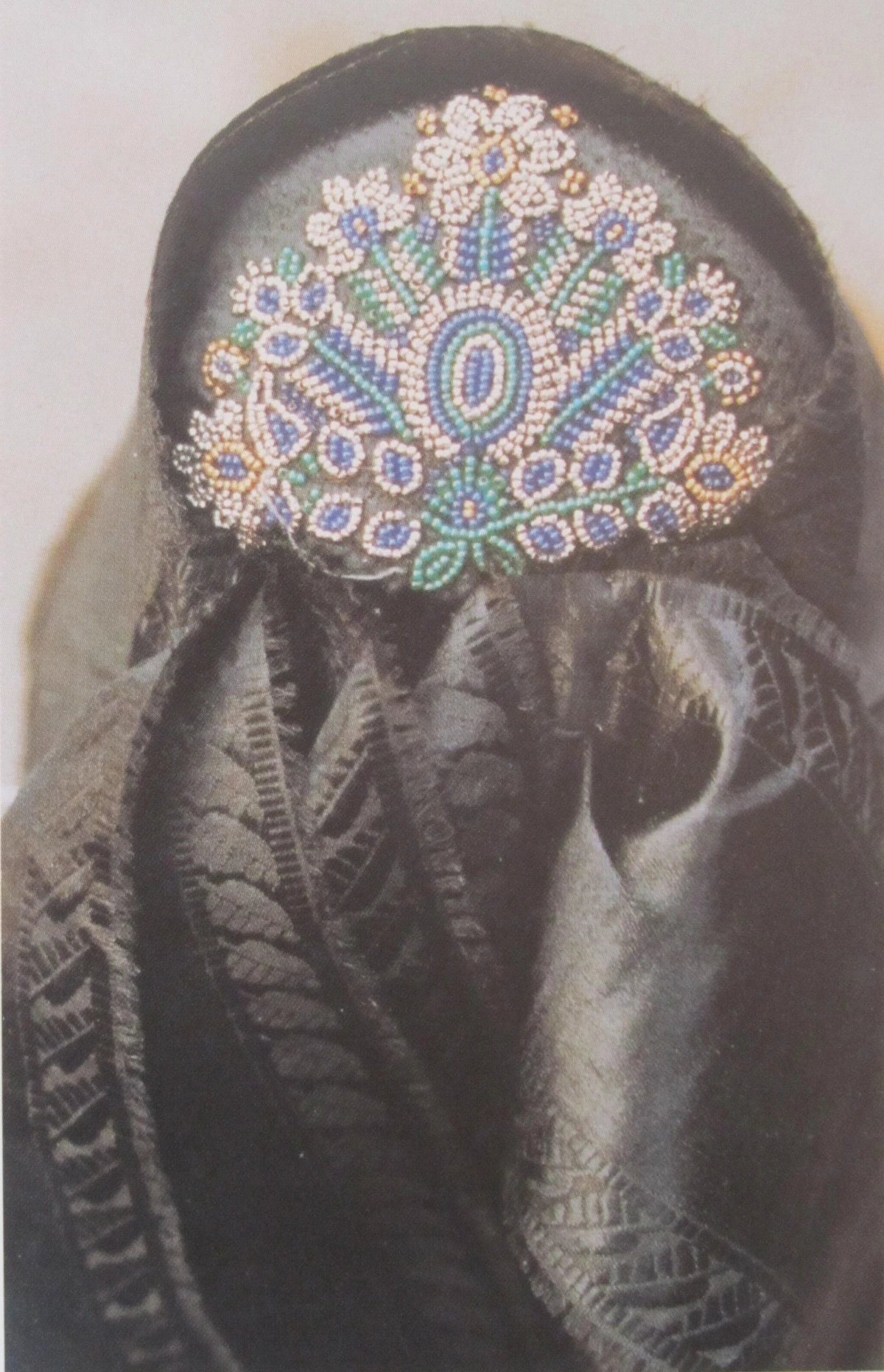 Rotenburger Tracht Frau Kopfbedeckung schwarzgrundige Betzel 2