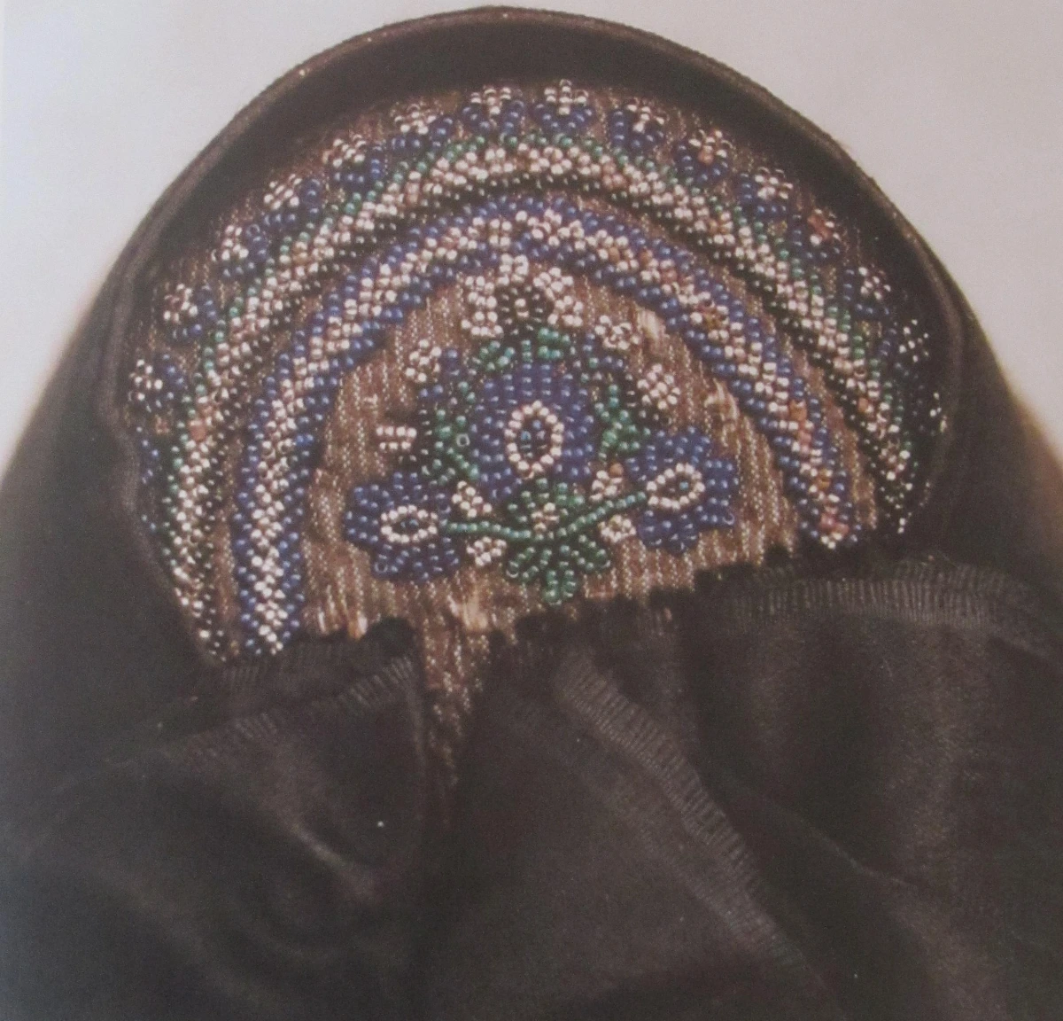 Rotenburger Tracht Frau Kopfbedeckung schwarzgrundige Betzel 3