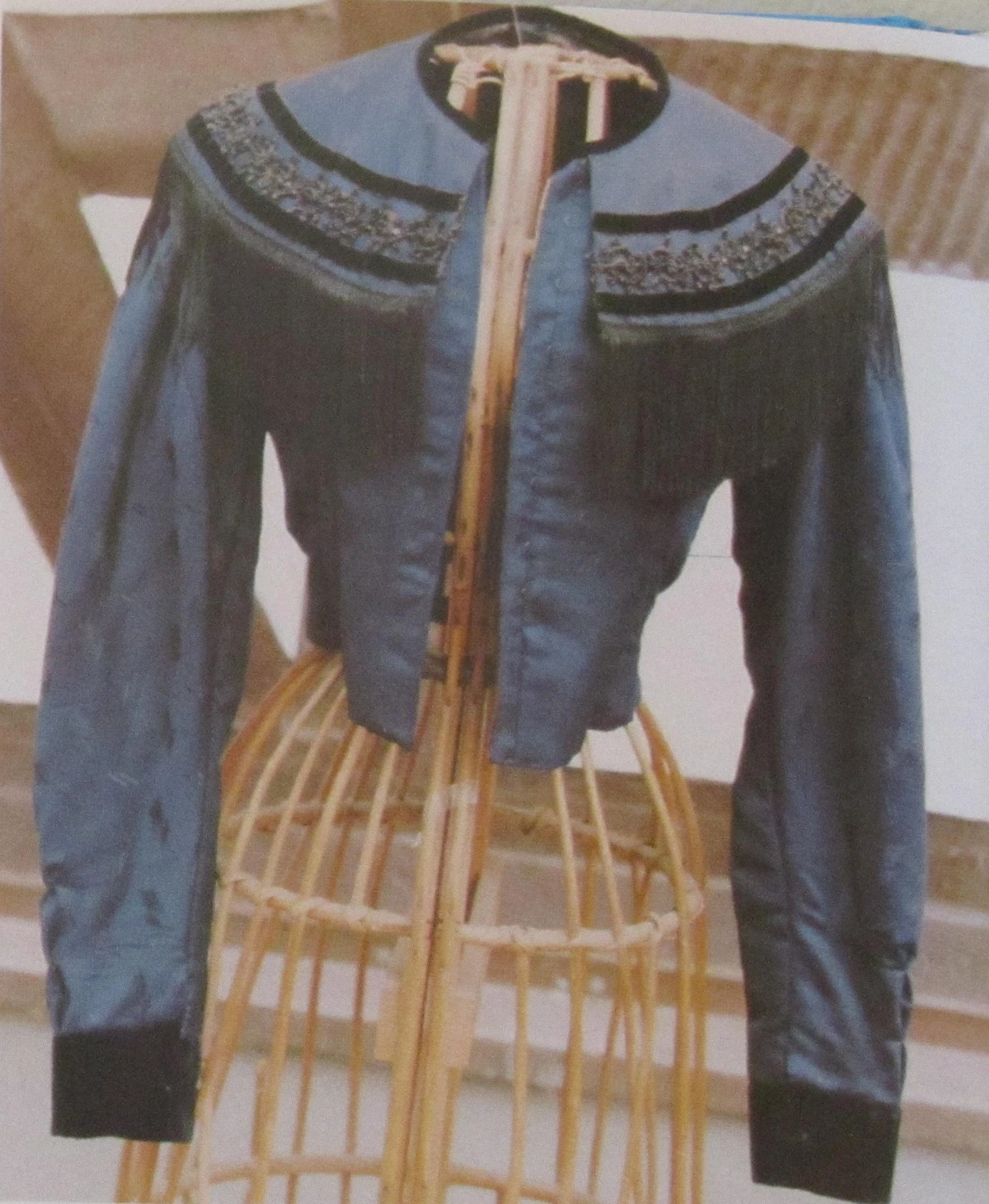 Rotenburger Tracht Frau Kragenjacke blau