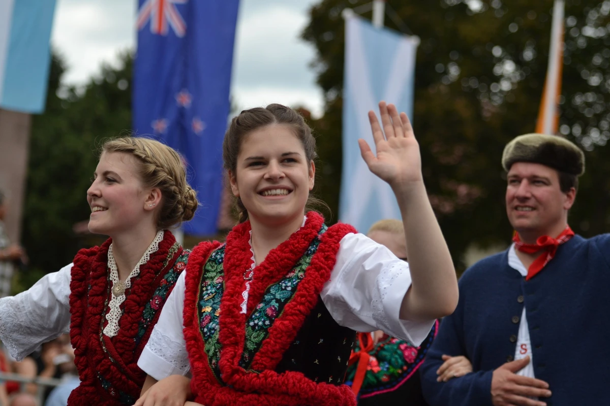 Schlitzerländer Tracht Frau Halstuch 2