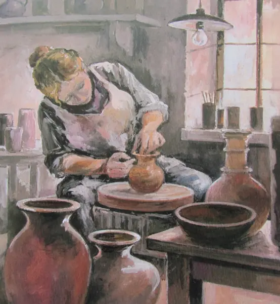 Eine Frau beim Formen von Ton mit der Hand