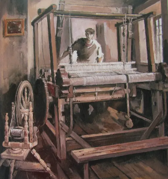 Mann steht hinter einem Webstuhl und Spinnrad