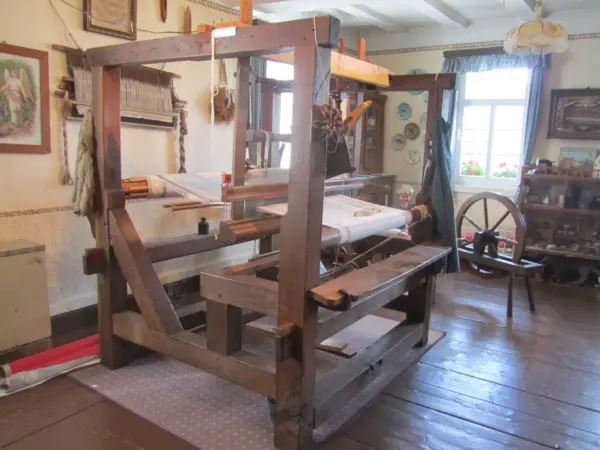 Ein bespannter Webstuhl steht in einem Museumsraum